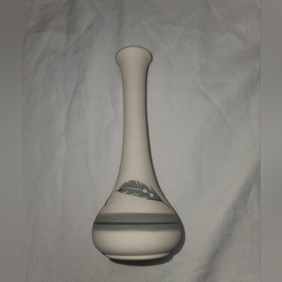 Southwestern Cream Vase with Leaf Design, Navajo Pottery - Picture 9 of 9